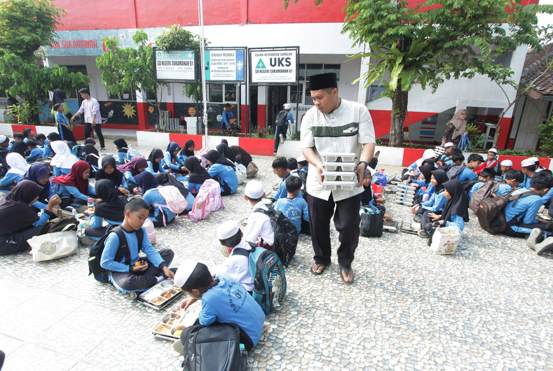 Foto:&nbsp;Suasana saat pembagian Makan Bergizi Gratis (MBG) di SDN Sukamanah 01, Megamendung-Bogor. Sebagai upaya mendukung mengatasi anak kurang Gizi, JAPFA hadir melalui program JAPFA for Kids.